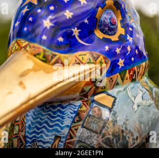 Art Shape Kingfisher von Harriet West bei Wildfowl and Wetlands Trust Entrance, Slimbridge, Gloucestershire. VEREINIGTES KÖNIGREICH Stockfoto