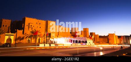 Die Nacht geht über die malerische Kasbah Taourirt, Ouarzazate, Marokko. Stockfoto