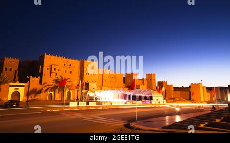 Die Nacht geht über die malerische Kasbah Taourirt, Ouarzazate, Marokko. Stockfoto