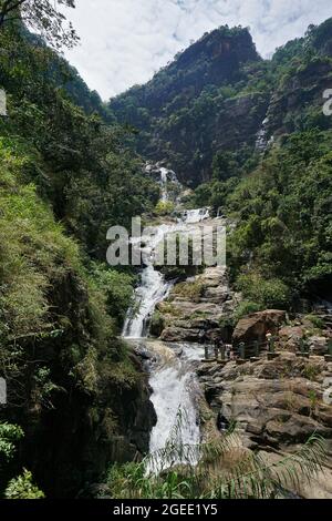 Landschaftlich schöner Blick auf das Wasser, das von den Ravana-Fällen in Makulella, Sri Lanka, fließt Stockfoto