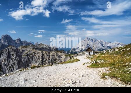 Bergkapelle in der Nähe von Tre Cime di Lavaredo Dolomiten Alpen, Italien Stockfoto