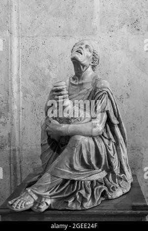Schwarz-Weiß-Foto einer Statue aus Marmor, die eine alte und betrunkene römische Frau darstellt Stockfoto