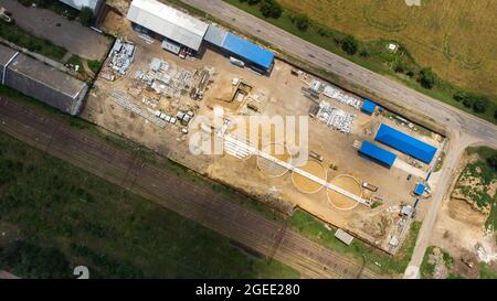 Luftaufnahme des modernen Getreideaufzugs. Weizenlagergebäude, Gebäude in Arbeit. Silofarm. Entwicklung der Agrarindustrie. Stockfoto