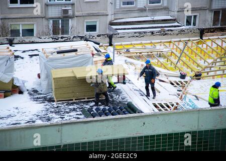 Bauarbeiter, die das Dach sanieren Stockfoto
