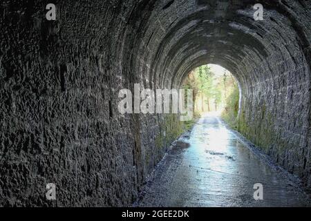 Alter Bergbautunnel des Monte Alén in Sopuerta Bizkaia Stockfoto