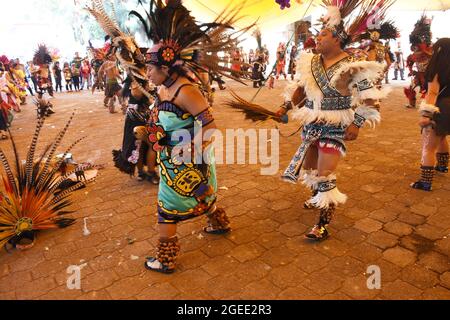 Aztekische Tänzer, die einen zeremoniellen Tanz aufführen. Stockfoto