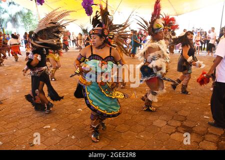 Aztekische Tänzer, die einen zeremoniellen Tanz aufführen. Stockfoto