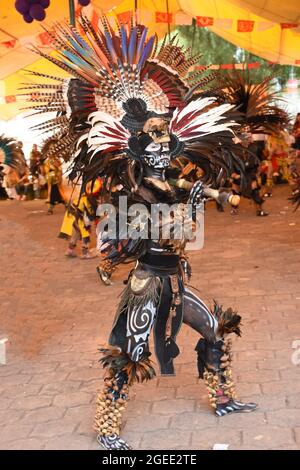 Eine aztekische Tänzerin posiert während einer traditionellen Zeremonie. Stockfoto