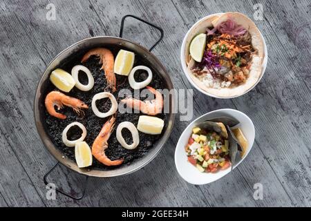 Paella Gerichte Komposition hallo Ansicht, über Ansicht, kreative zeitgenössische Konzept mediterranen Set Stockfoto