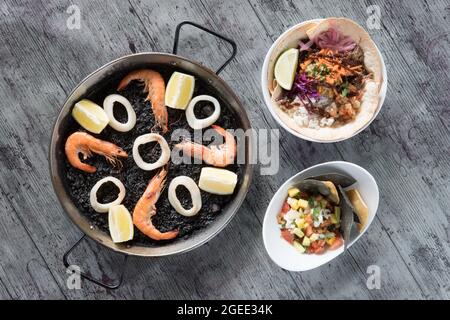 Paella Gerichte Komposition hallo Ansicht, über Ansicht, kreative zeitgenössische Konzept mediterranen Set Stockfoto