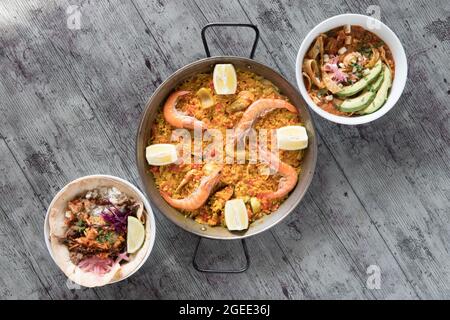 Paellas Gerichte Komposition hallo Ansicht, über Ansicht, kreative zeitgenössische Konzept mediterranen Set Stockfoto