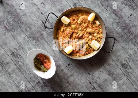 Paellas Gerichte Komposition hallo Ansicht, über Ansicht, kreative zeitgenössische Konzept mediterranen Set Stockfoto