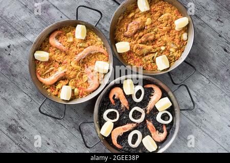 Paellas Gerichte Komposition hallo Ansicht, über Ansicht, kreative zeitgenössische Konzept mediterranen Set Stockfoto