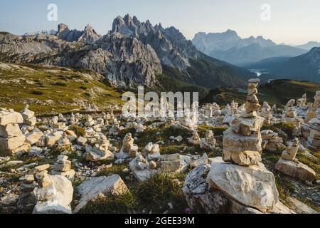 Blick Richtung Cadini di Misurina auf dem Wanderweg rund um den Nationalpark Tre Cime, Dolomiten, Italien, Europa Stockfoto