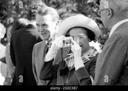 File Photo vom 21/03/1977 von Queen Elizabeth II wird Fotografin während eines Besuchs im Lindsay Park Gestüt in Südaustralien. Die königliche Familie hat den Weltfotografen-Tag gefeiert, indem sie Bilder der Königin hinter dem Objektiv teilt. Ausgabedatum: Donnerstag, 19. August 2021. Stockfoto