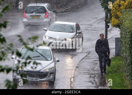 Chippenham, Wiltshire, Großbritannien. August 2021. Autofahrer und ein Fußgänger werden in Chippenham vor heftigen Regenfällen beschwert, während sintflutartige Regenschauer sich durch Großbritannien bewegen. Quelle: Lynchpics/Alamy Live News Stockfoto