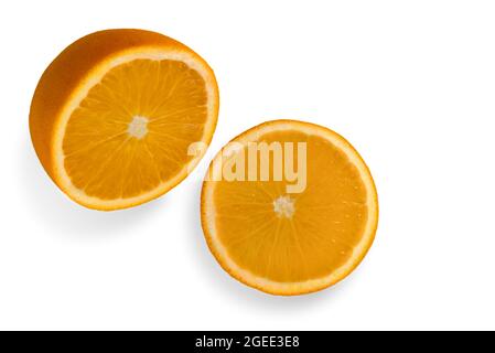 Halb orange mit orangefarbener Scheibe isoliert auf weißem Hintergrund, Platz kopieren Stockfoto