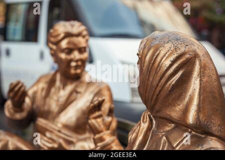 Detail der Statue von zwei Frauen, die sich beim Stecheln auf der Bank in Eskisehir, Türkei, unterhalten. Stockfoto