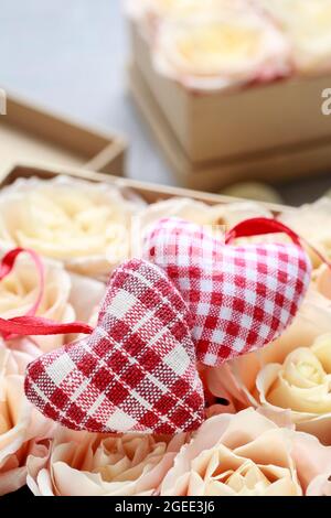 Box mit Rosen und Herzen - romantisches Geschenk zum Valentinstag. Partyzeit Stockfoto