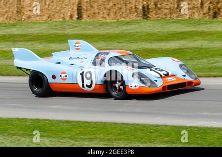 Porsche 917K Rennwagen im klassischen Gulf Oils-Farbkonzept fährt die Bergrennen-Strecke beim Goodwood Festival of Speed Rennsport-Event 2014 hinauf. Stockfoto