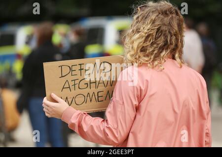 Düsseldorf, Deutschland. August 2021. Eine Frau hält ein Plakat mit der Aufschrift „Defend Afghan Women“ während einer Demonstration zur Unterstützung Afghanistans. Kredit: David Young/dpa/Alamy Live Nachrichten Stockfoto