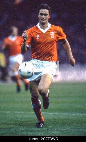 Dennis Bergkamp in Aktion für Holland gegen England in einem WM-Qualifikationsspiel 1994 im Wembley-Stadion Stockfoto