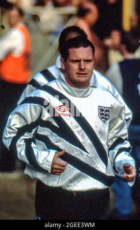 Paul Gascoigne aus England steigt im Wembley Stadium für ein WM-Qualifikationsspiel 1994 gegen Holland ein Stockfoto