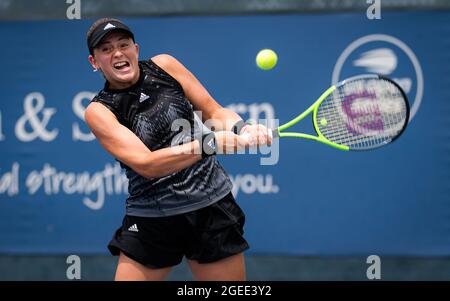 Cincinnati, USA. August 2021. Jelena Ostapenko aus Lettland in Aktion während der zweiten Runde beim Western & Southern Open WTA 1000 Tennisturnier 2021 gegen Jennifer Brady aus den Vereinigten Staaten am 18. August 2021 im Lindner Family Tennis Center in Cincinnati, USA - Foto Rob Prange/Spanien DPPI/DPPI Quelle: Independent Photo Agency/Alamy Live News Stockfoto