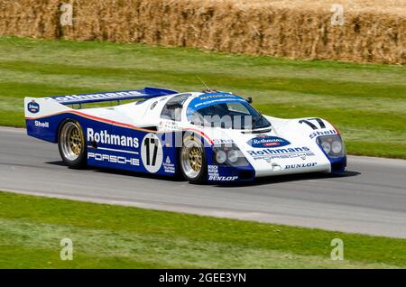 Rothmans Porsche 962C (Chassis #006) 1987 24-Stunden-Rennwagen von Le Mans, der beim Goodwood Festival of Speed 2014 die Bergrennstrecke hochfährt Stockfoto