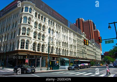 Straßenszene in einer historischen Innenstadt von Philadelphia, bekannt als Center City, an einem hellen, sonnigen Tag -01 Stockfoto