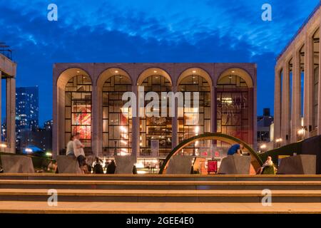 New York, NY, USA-16. August 2021: Lincoln Center, Veranstaltungsort für darstellende Kunst, Beleuchtet vor einem blauen Nachthimmel. Stockfoto