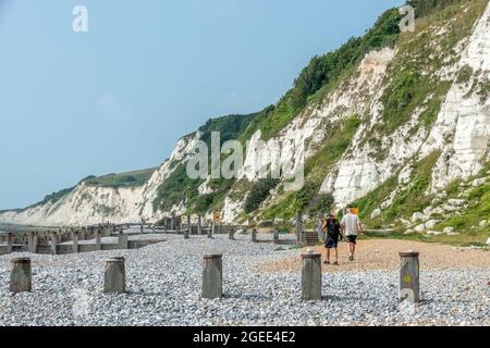 Eastbourne, August 2021: Der Strand am östlichen Ende von Eastbourne Stockfoto