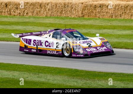 Jaguar XJR-9 Sport-Prototyp-Rennwagen, der beim Goodwood Festival of Speed Autorennen 2014 die Bergaufstiegsstrecke hochfährt. Jaguar In Seidenschliff Stockfoto