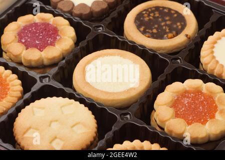 Nahaufnahme von verschiedenen Cookies in Box gesetzt Stockfoto