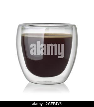 Heißer schwarzer Kaffee in doppelwandigen Glas Tasse isoliert auf weiß Stockfoto