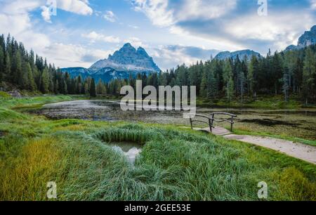 Luftaufnahme des Lago Antorno, Tre Cime di Lavaredo Berg im Hintergrund, Dolomiten, Italien Stockfoto