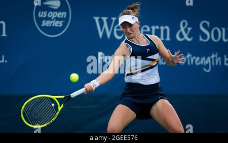 Cincinnati, USA. August 2021. Barbora Krejcikova aus der Tschechischen Republik im Einsatz während der zweiten Runde des WTA 1000 Tennisturniers der Western & Southern Open 2021 gegen Dayana Yastremska aus der Ukraine am 18. August 2021 im Lindner Family Tennis Center in Cincinnati, USA - Foto Rob Prange/Spanien DPPI/DPPI Quelle: Independent Photo Agency/Alamy Live News Stockfoto