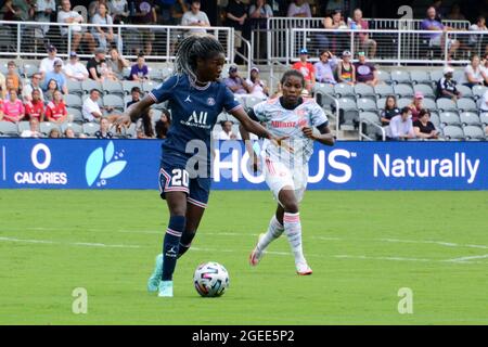 Louisville, Usa. August 2021. Aminata Diallo (20 PSG) sucht beim Womens Cup-Spiel zwischen dem FC Bayern und Paris Saint-Germain im Lynn Family Stadium in Louisville, Kentucky, nach Optionen. KEINE KOMMERZIELLE NUTZUNG Kredit: SPP Sport Pressefoto. /Alamy Live News Stockfoto