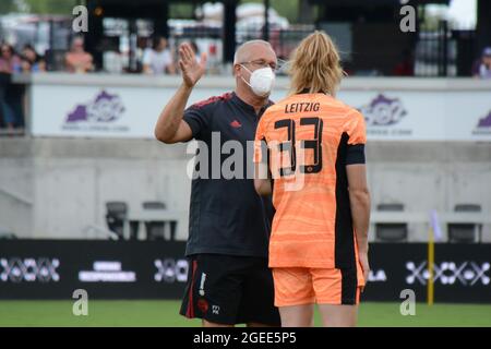 Louisville, Usa. August 2021. Janina Leitzig (33 Bayern) erhält Unterricht beim Frauen-Cup-Spiel zwischen dem FC Bayern und Paris Saint-Germain im Lynn Family Stadium in Louisville, Kentucky. KEINE KOMMERZIELLE NUTZUNG Kredit: SPP Sport Pressefoto. /Alamy Live News Stockfoto