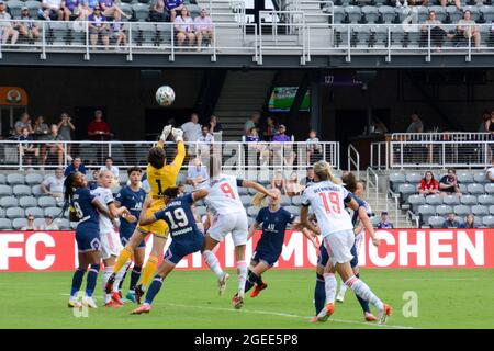 Louisville, Usa. August 2021. Charlotte voll (1 PSG) macht beim Womens-Cup-Spiel zwischen dem FC Bayern und Paris Saint-Germain im Lynn Family Stadium in Louisville, Kentucky, den Stempel auf. KEINE KOMMERZIELLE NUTZUNG Kredit: SPP Sport Pressefoto. /Alamy Live News Stockfoto