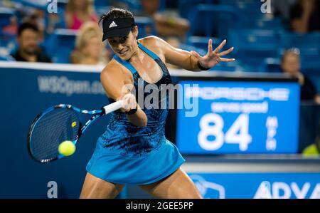 Cincinnati, USA. August 2021. Garbine Muguruza aus Spanien in Aktion während der zweiten Runde des Western & Southern Open WTA 1000 Tennisturniers 2021 gegen Caroline Garcia aus Frankreich am 18. August 2021 im Lindner Family Tennis Center in Cincinnati, USA - Foto Rob Prange/Spanien DPPI/DPPI Credit: Independent Photo Agency/Alamy Live News Stockfoto