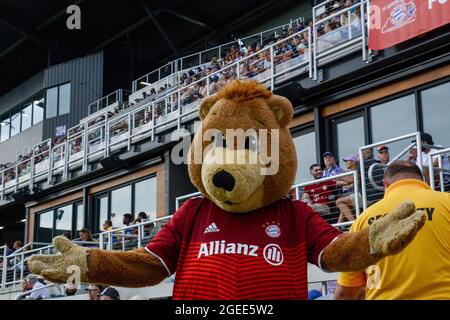 Louisville, Usa. August 2021. Bernie, das Maskottchen des FC Bayern, beim Frauen-Cup-Spiel zwischen dem FC Bayern und Paris Saint-Germain im Lynn Family Stadium in Louisville, Kentucky. KEINE KOMMERZIELLE NUTZUNG Kredit: SPP Sport Pressefoto. /Alamy Live News Stockfoto