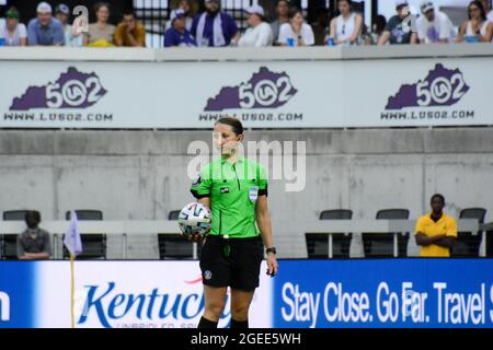 Louisville, Usa. August 2021. Danielle Chesky war Center-Schiedsrichter beim Womens-Cup-Spiel zwischen dem FC Bayern und Paris Saint-Germain im Lynn Family Stadium in Louisville, Kentucky. KEINE KOMMERZIELLE NUTZUNG Kredit: SPP Sport Pressefoto. /Alamy Live News Stockfoto