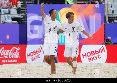 Moskau, Russland, 19. August 2021: FIFA World Cup Beach Football Turnier; Shusei Yamauchi aus Japan, feiert sein Tor mit Takaaki Oba während des Spiels zwischen Paraguay und Japan, für die 1. Runde der Gruppe A Credit: Action Plus Sports Images/Alamy Live News Stockfoto