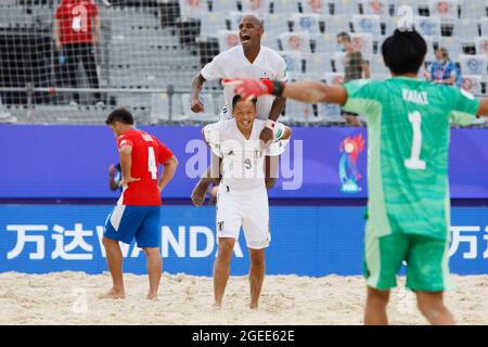 Moskau, Russland, 19. August 2021: FIFA World Cup Beach Football Turnier; Shusei Yamauchi aus Japan, feiert sein Tor während des Spiels zwischen Paraguay und Japan, für die 1. Runde mit Ozu Moreira Credit: Action Plus Sports Images/Alamy Live News Stockfoto