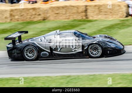 Maserati MC12 Goodwood Cent 100 Rennwagen, der beim Goodwood Festival of Speed Autorennen-Event 2014 die Bergrennen-Strecke hochfährt. Sonderaktion Stockfoto