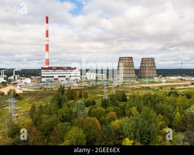 Luftansicht von Heizwerk und Wärmekraftwerk. Kombiniertes modernes Kraftwerk für die Fernwärme der Stadt. Industriegebiet von oben, Vilnius, Stockfoto