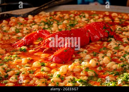 Große Schüssel mit typischer Hummergnocchi-Rezeptur Stockfoto