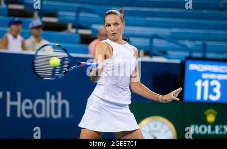 Cincinnati, USA. August 2021. Karolina Pliskova aus der Tschechischen Republik in Aktion während der zweiten Runde beim Western & Southern Open WTA 1000 Tennisturnier 2021 gegen Yulia Putintseva aus Kasachstan am 18. August 2021 im Lindner Family Tennis Center in Cincinnati, USA - Foto Rob Prange/Spanien DPPI/DPPI Quelle: Independent Photo Agency/Alamy Live News Stockfoto