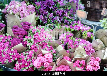 BERGAMO, ITALIEN - APRIL 2019: Rosa Blumensträuße werden auf dem Blumenmarkt im Freien in den schönen mittelalterlichen Straßen von Bergamo, Lombardei, Italien, verkauft Stockfoto